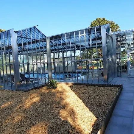Chez Ced Et Laeti, Prive Avec Jardin Et Terrasse Dans L'estuaire Muni D'une Piscine Couverte Et Aire De Jeu, Linge De Lit Et De Salle D'eau Ainsi Que Tele, Compris Dans Le Tarif Profitez A Fond De Notre Belle Region