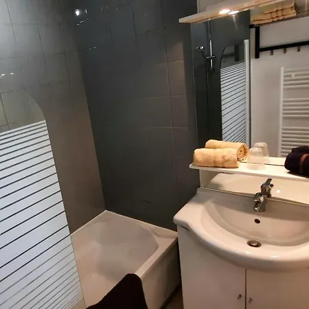 Chez Ced Et Laeti, Prive Avec Jardin Et Terrasse Dans L'estuaire Muni D'une Piscine Couverte Et Aire De Jeu, Linge De Lit Et De Salle D'eau Ainsi Que Tele, Compris Dans Le Tarif Profitez A Fond De Notre Belle Region