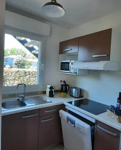 Апартаменты Chez Ced Et Laeti, Prive Avec Jardin Et Terrasse Dans L'estuaire Muni D'une Piscine Couverte Et Aire De Jeu, Linge De Lit Et De Salle D'eau Ainsi Que Tele, Compris Dans Le Tarif Profitez A Fond De Notre Belle Region *