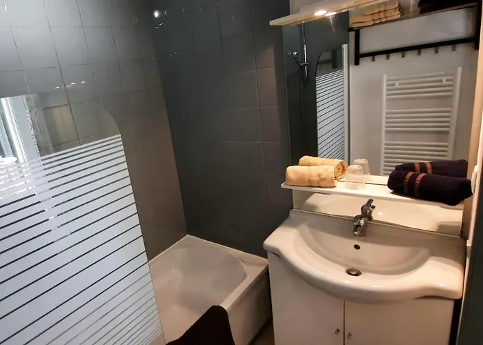 Chez Ced Et Laeti, Prive Avec Jardin Et Terrasse Dans L'estuaire Muni D'une Piscine Couverte Et Aire De Jeu, Linge De Lit Et De Salle D'eau Ainsi Que Tele, Compris Dans Le Tarif Profitez A Fond De Notre Belle Region
